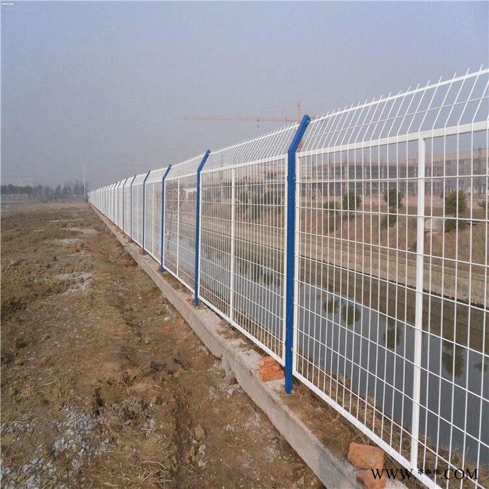护栏网厂家定制高速公路护栏网 批发光伏电站双边丝护栏网找河北欧烨图3
