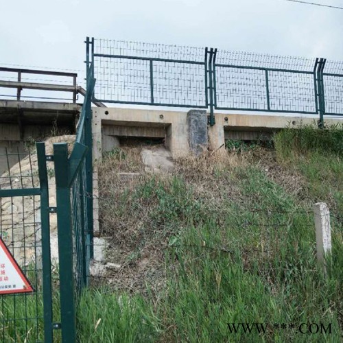 四川攀枝花 围栏铁丝网价格 光伏发电站防护网 道路隔离框架护栏图7
