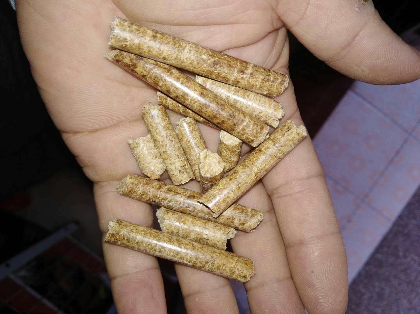 汕头厂家直销东莞生物质颗粒燃料环保能源纯木屑刨花颗粒图2
